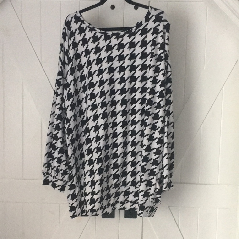 black and white tunic length top